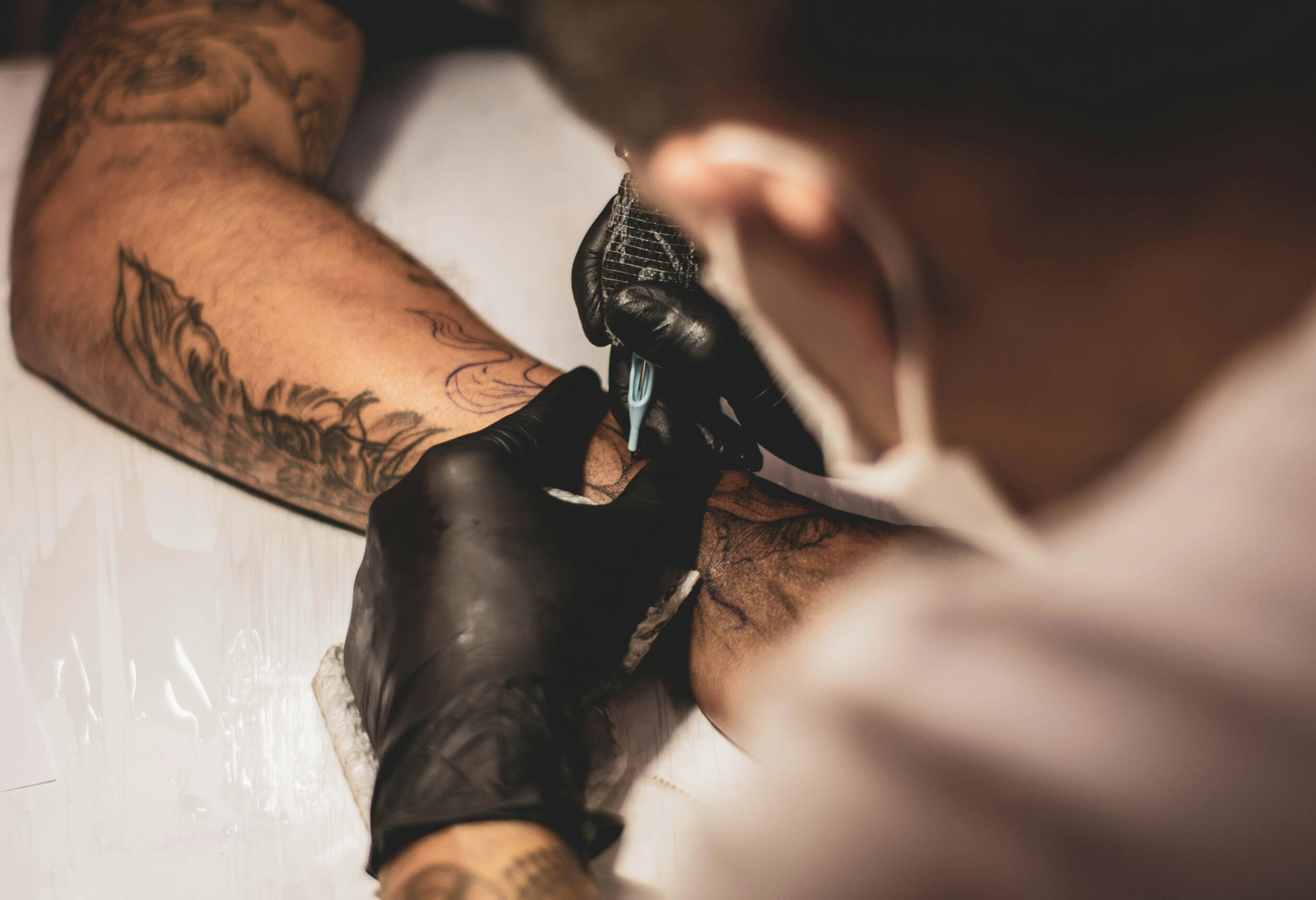 Tatttoo machine men Men tattooing arm